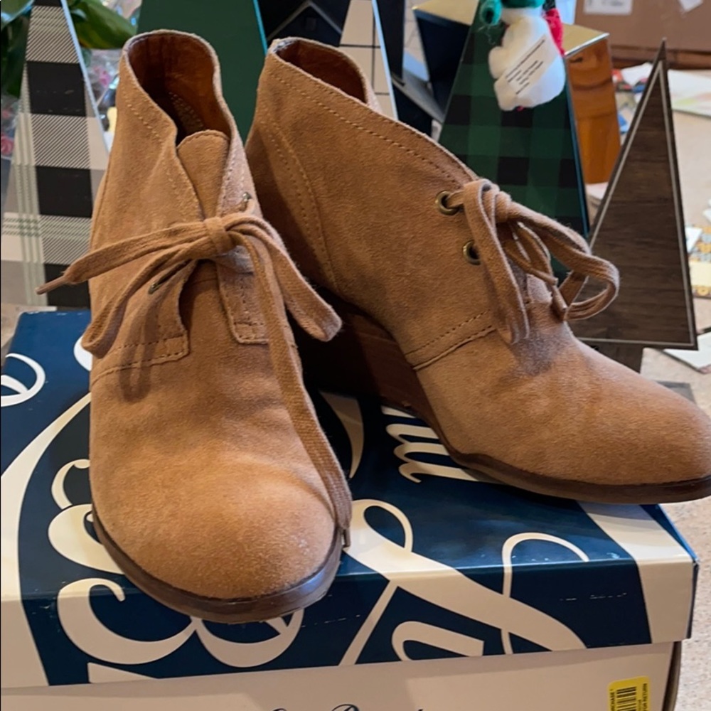 Lucky honey oiled suede booties
